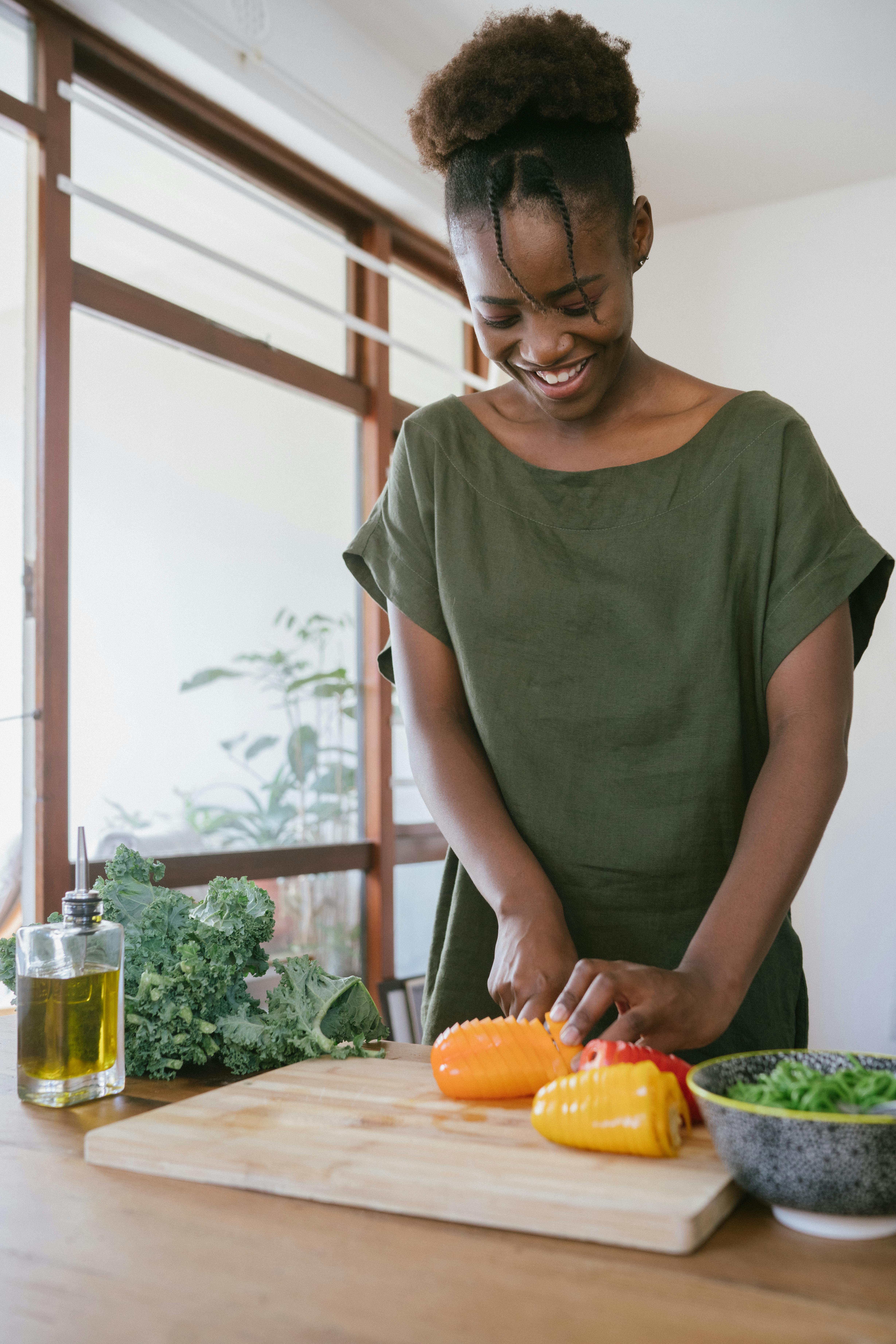 dame cuisinant des légumes